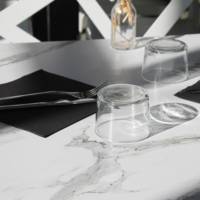 Table pied noir 70x70cm marbre blanc - intérieur - RestooTab