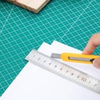 Cutter Slim 13 lames 9mm ESSSENTIAL 12,5cm Noir Jaune - DELI