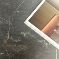 Table pied noir 120x70cm marbre samas chants laiton - intérieur - RestooTab