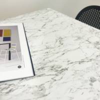 Table pied noir 70x70cm calacatta chants laiton - intérieur - RestooTab