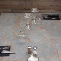 Table pied noir 70x70cm gris rouille - intérieur - RestooTab